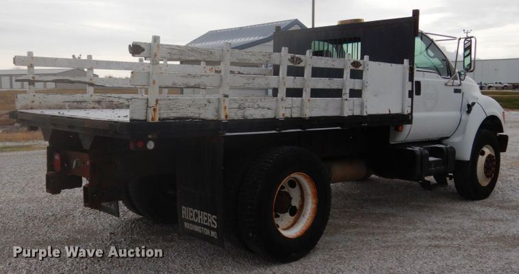 image for item JI9272 2000 Ford F750 Super Duty  flatbed truck
