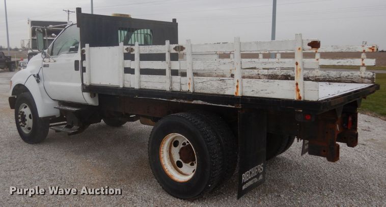 image for item JI9272 2000 Ford F750 Super Duty  flatbed truck