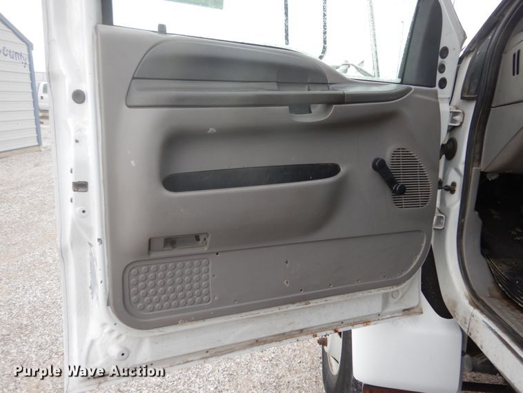 image for item JI9272 2000 Ford F750 Super Duty  flatbed truck