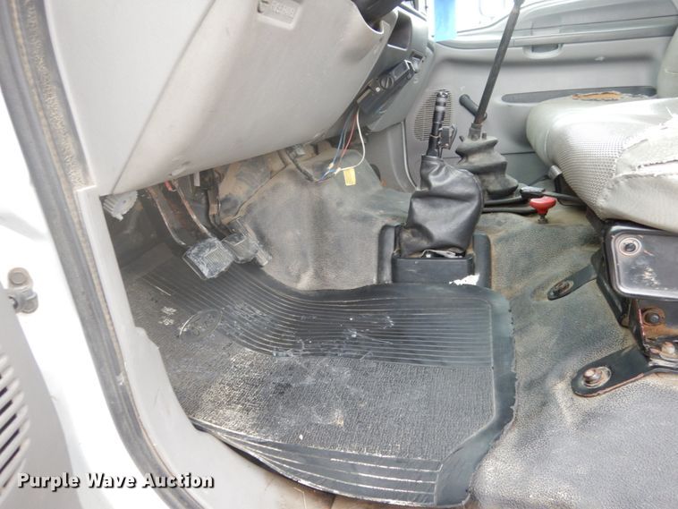 image for item JI9272 2000 Ford F750 Super Duty  flatbed truck