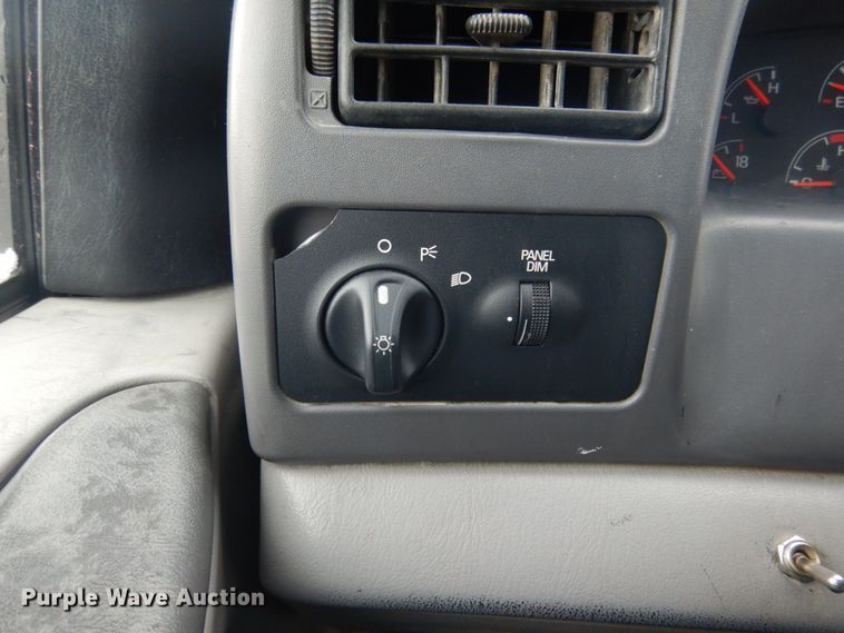 image for item JI9272 2000 Ford F750 Super Duty  flatbed truck