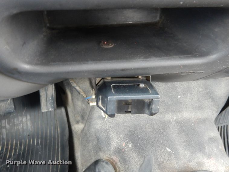 image for item JI9272 2000 Ford F750 Super Duty  flatbed truck