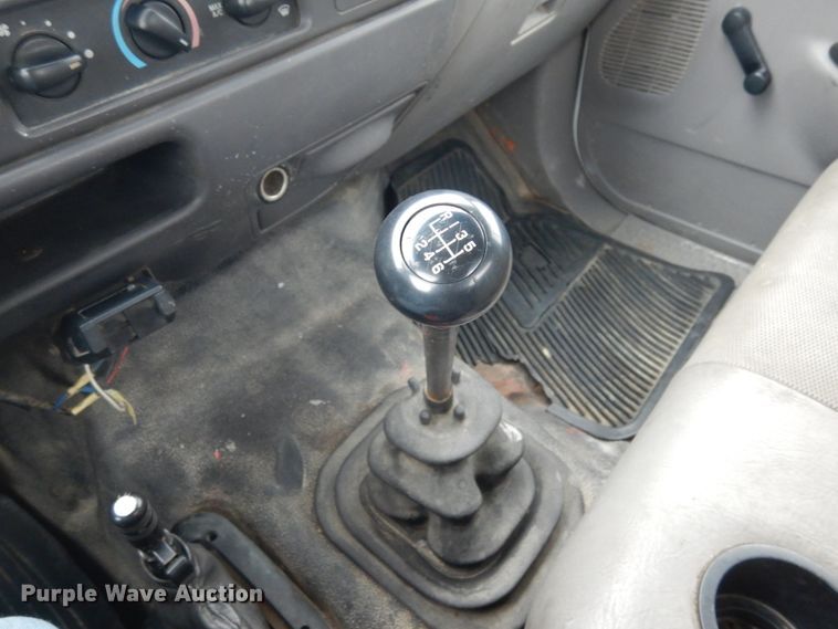 image for item JI9272 2000 Ford F750 Super Duty  flatbed truck