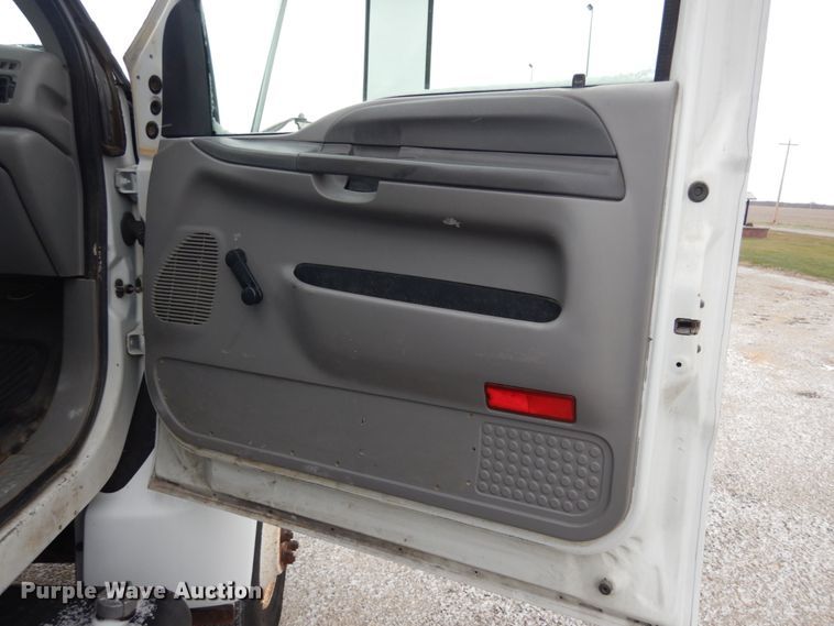 image for item JI9272 2000 Ford F750 Super Duty  flatbed truck