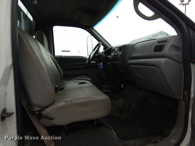 image for item JI9272 2000 Ford F750 Super Duty  flatbed truck