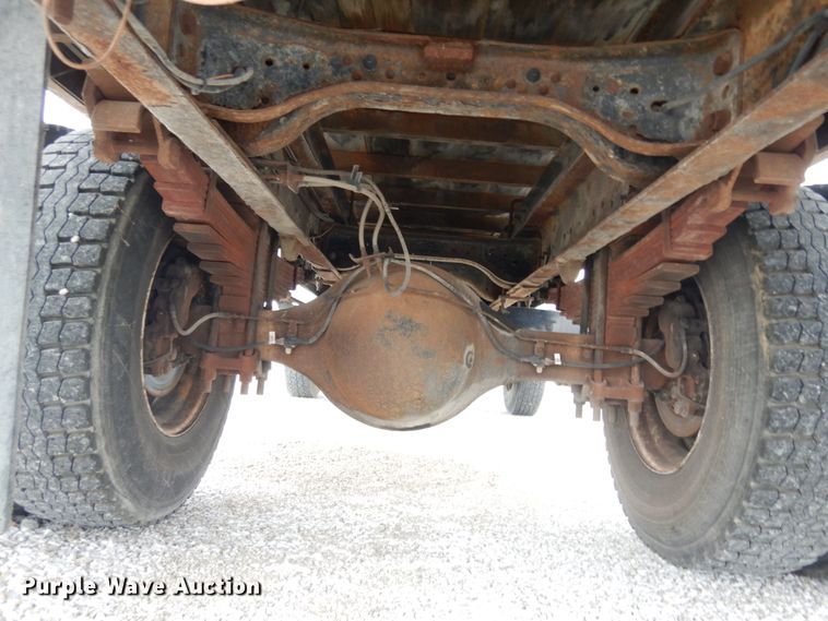 image for item JI9272 2000 Ford F750 Super Duty  flatbed truck