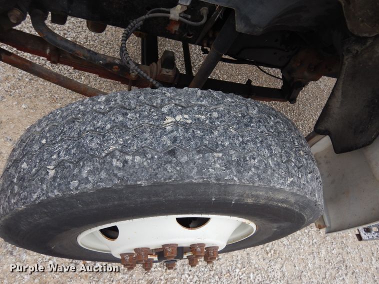 image for item JI9272 2000 Ford F750 Super Duty  flatbed truck