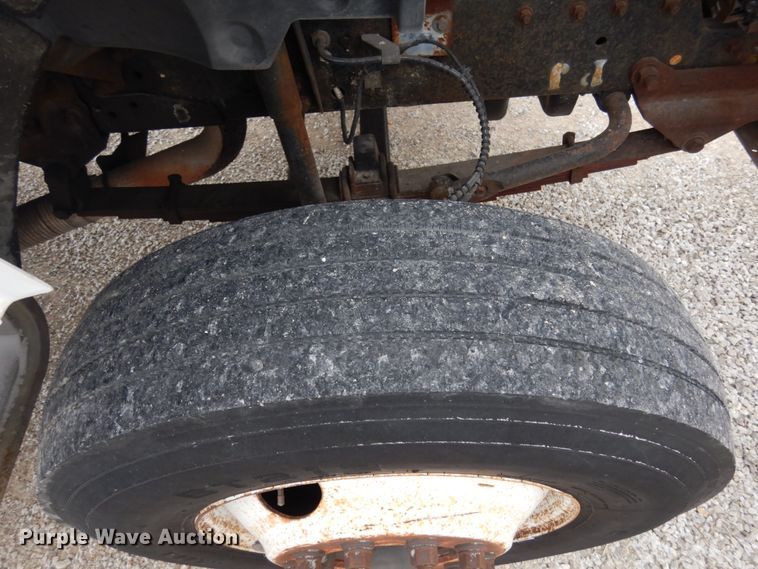 image for item JI9272 2000 Ford F750 Super Duty  flatbed truck