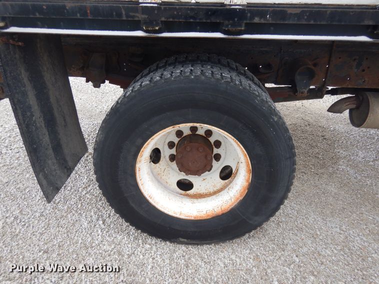 image for item JI9272 2000 Ford F750 Super Duty  flatbed truck