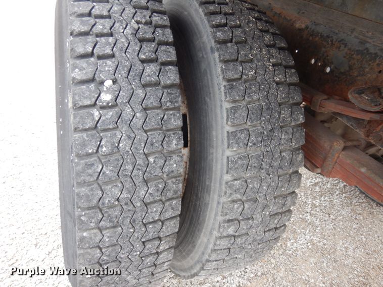 image for item JI9272 2000 Ford F750 Super Duty  flatbed truck