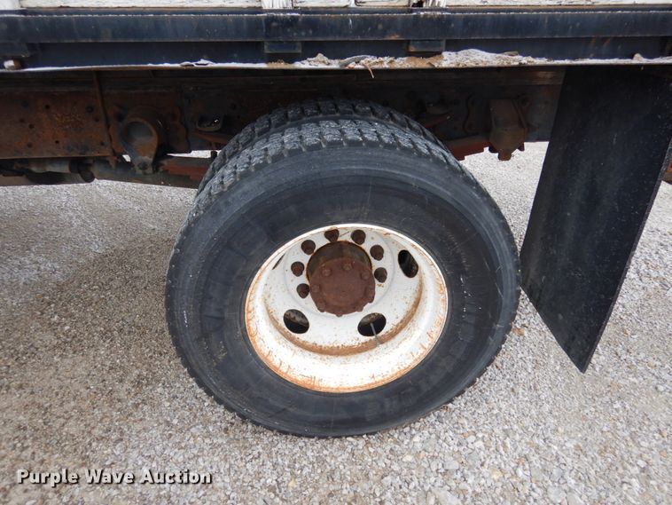 image for item JI9272 2000 Ford F750 Super Duty  flatbed truck