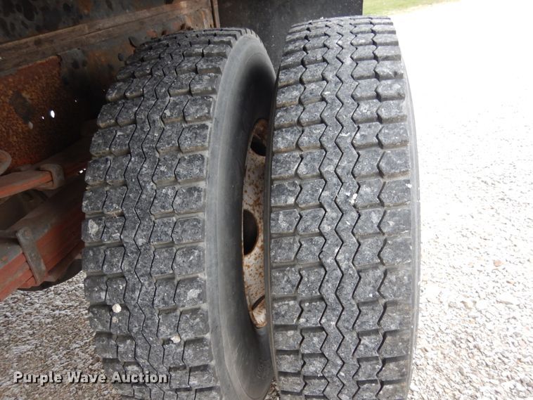 image for item JI9272 2000 Ford F750 Super Duty  flatbed truck