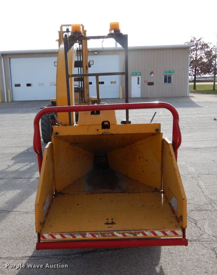 image for item JI9287 2005 Vermeer BC600XL  wood chipper