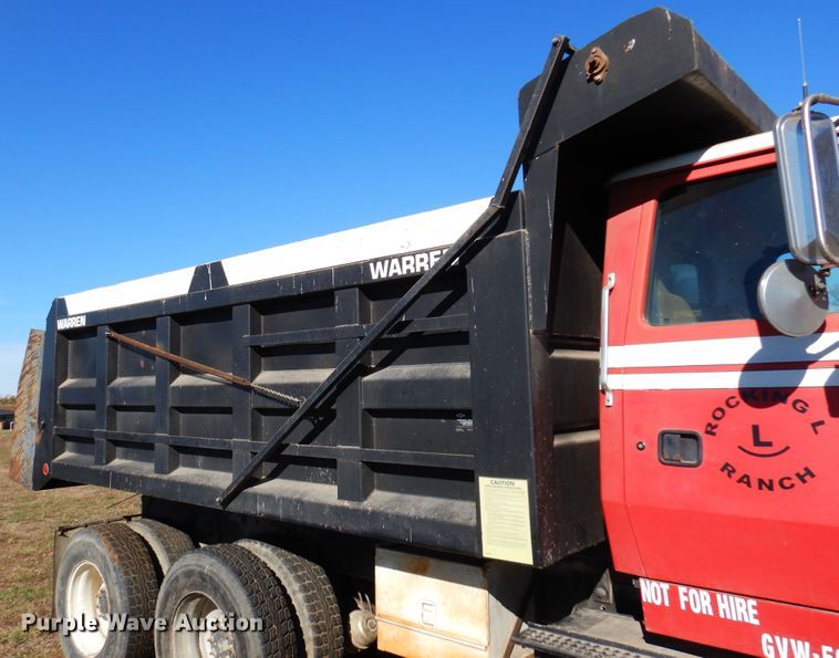 image for item JJ9898 1994 Ford LA9000  dump truck