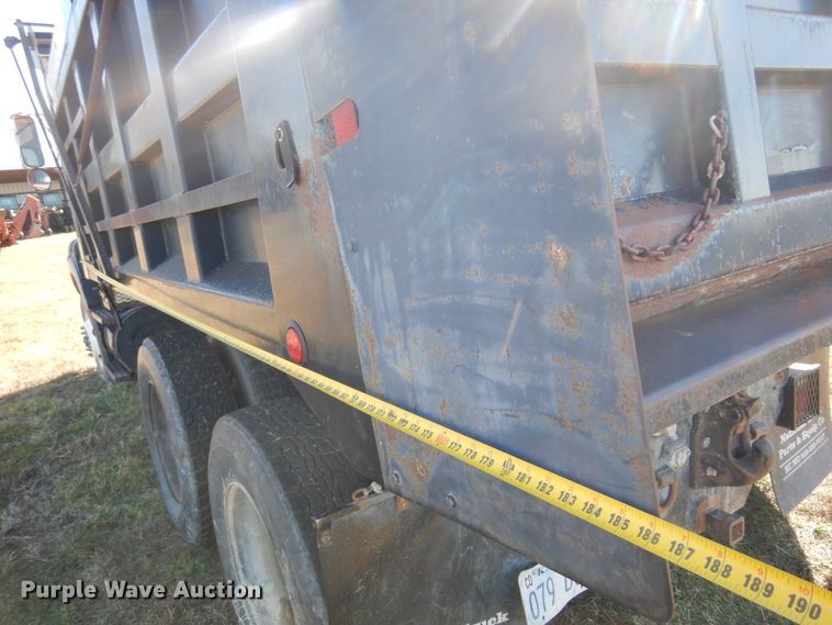 image for item JJ9898 1994 Ford LA9000  dump truck