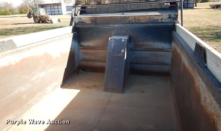 image for item JJ9898 1994 Ford LA9000  dump truck