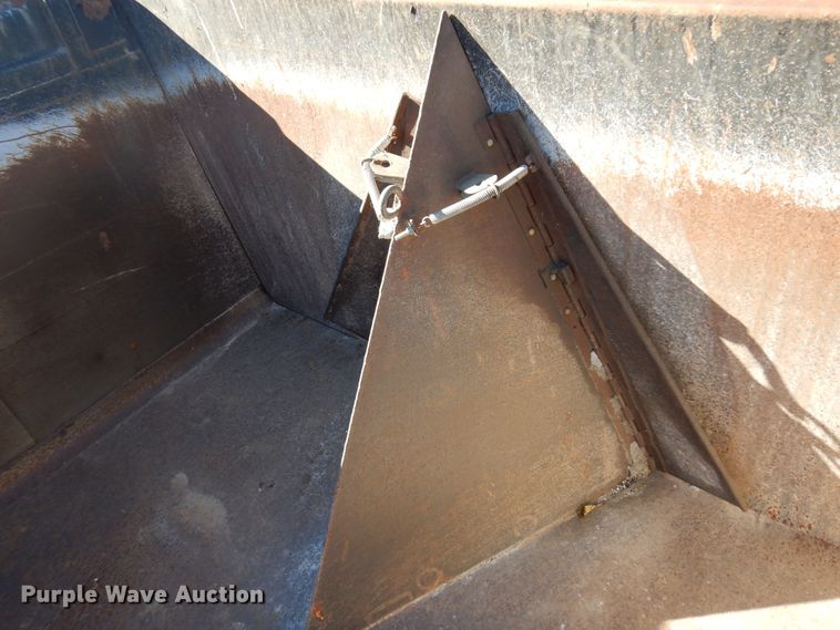 image for item JJ9898 1994 Ford LA9000  dump truck