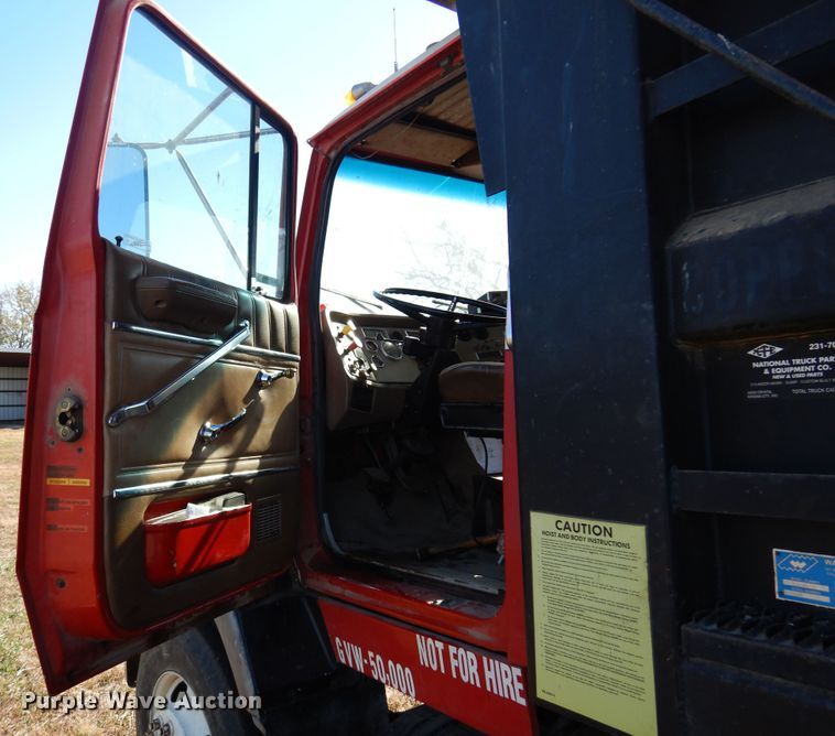 image for item JJ9898 1994 Ford LA9000  dump truck