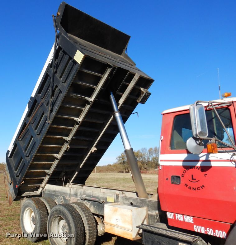 image for item JJ9898 1994 Ford LA9000  dump truck