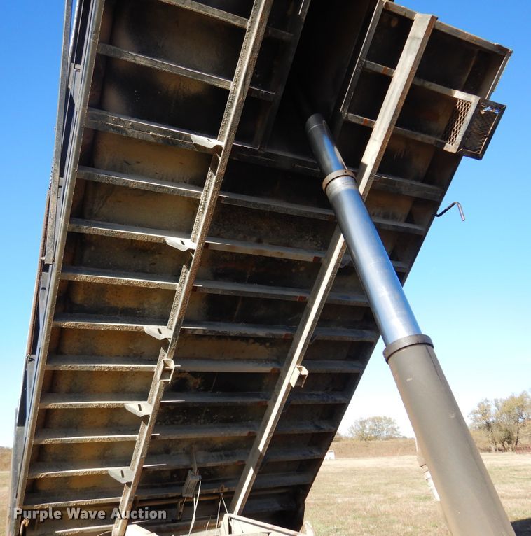 image for item JJ9898 1994 Ford LA9000  dump truck