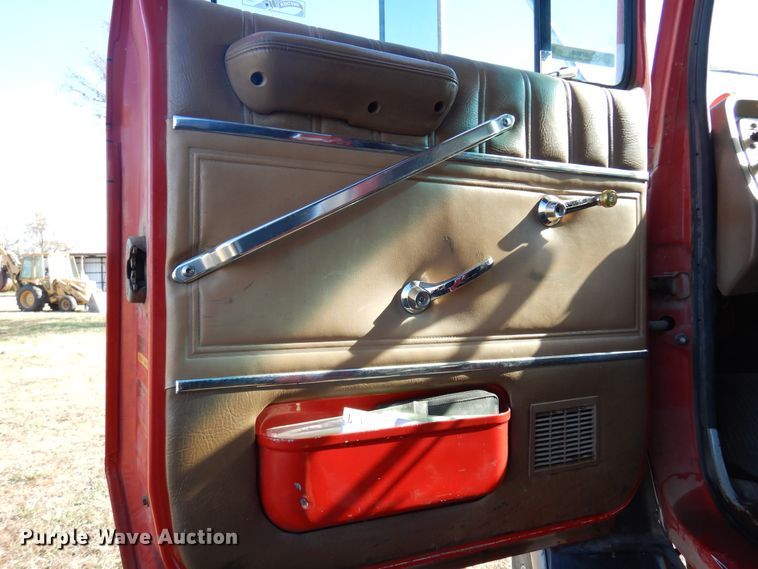 image for item JJ9898 1994 Ford LA9000  dump truck