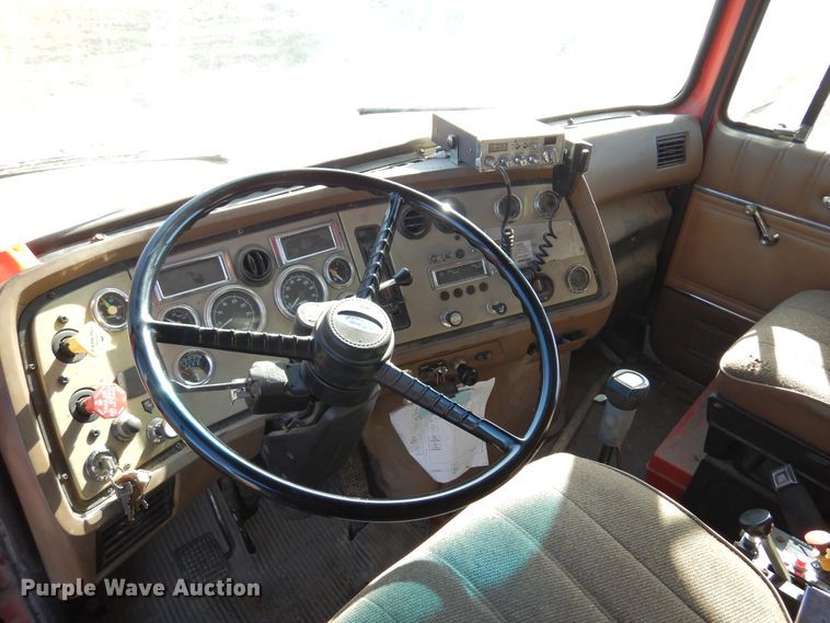 image for item JJ9898 1994 Ford LA9000  dump truck