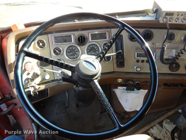 image for item JJ9898 1994 Ford LA9000  dump truck