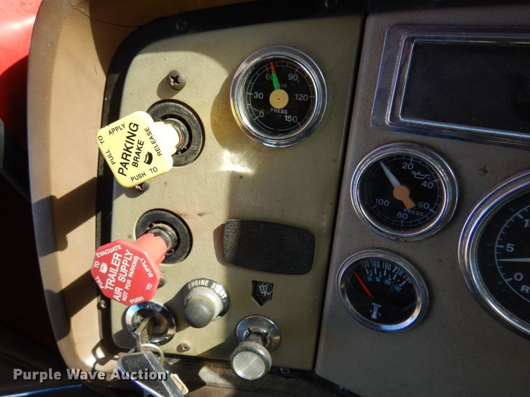 image for item JJ9898 1994 Ford LA9000  dump truck