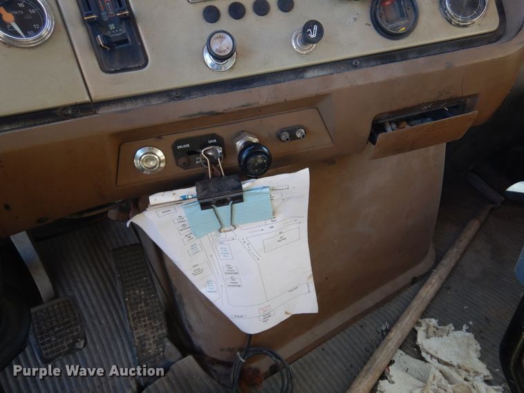 image for item JJ9898 1994 Ford LA9000  dump truck