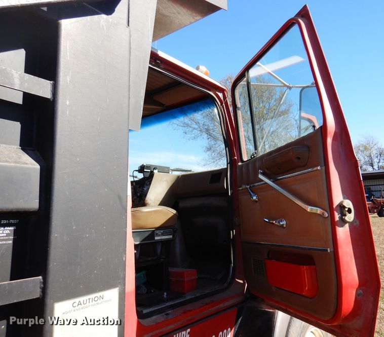 image for item JJ9898 1994 Ford LA9000  dump truck