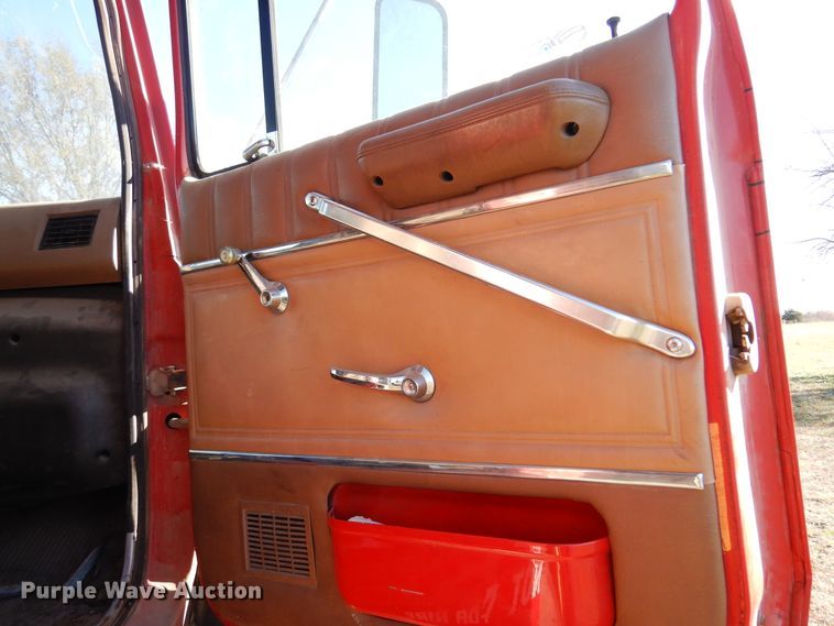 image for item JJ9898 1994 Ford LA9000  dump truck