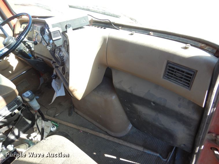 image for item JJ9898 1994 Ford LA9000  dump truck