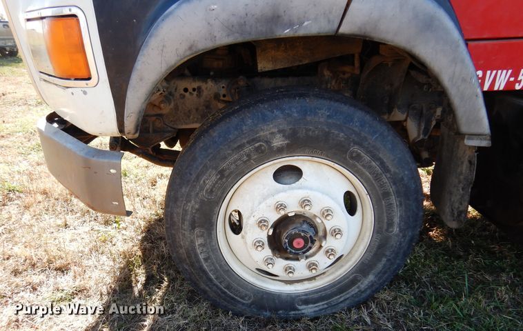 image for item JJ9898 1994 Ford LA9000  dump truck