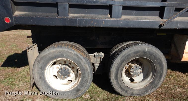 image for item JJ9898 1994 Ford LA9000  dump truck