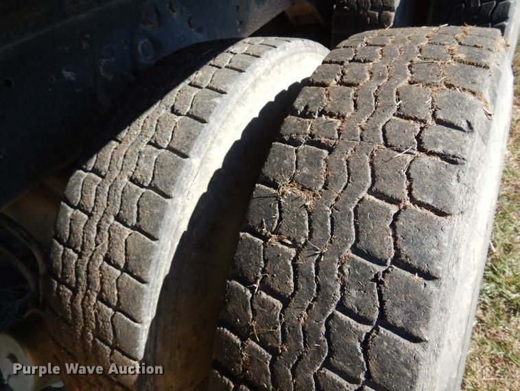 image for item JJ9898 1994 Ford LA9000  dump truck