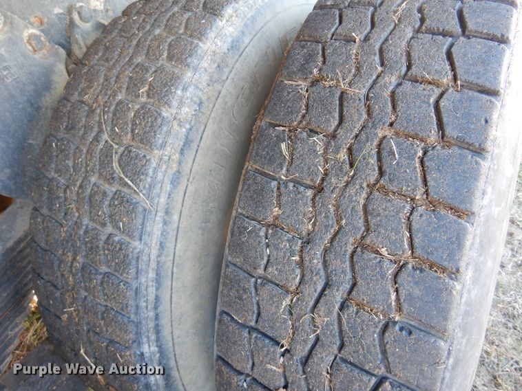 image for item JJ9898 1994 Ford LA9000  dump truck