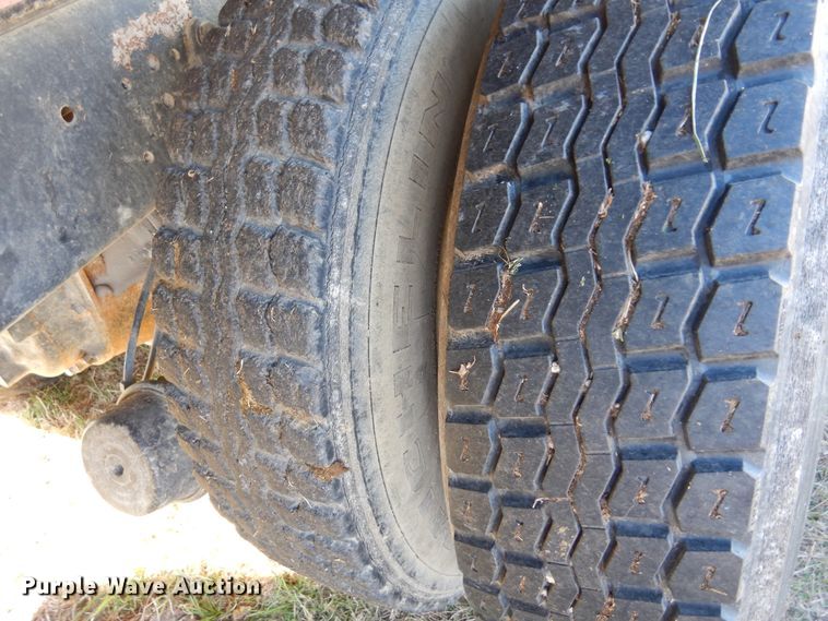 image for item JJ9898 1994 Ford LA9000  dump truck