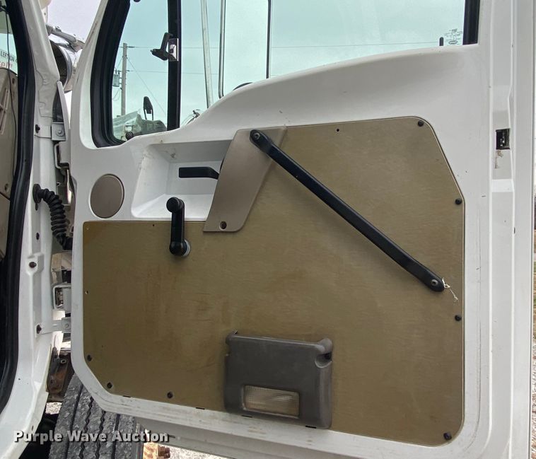 image for item JN9096 2007 Sterling Acterra  bucket truck