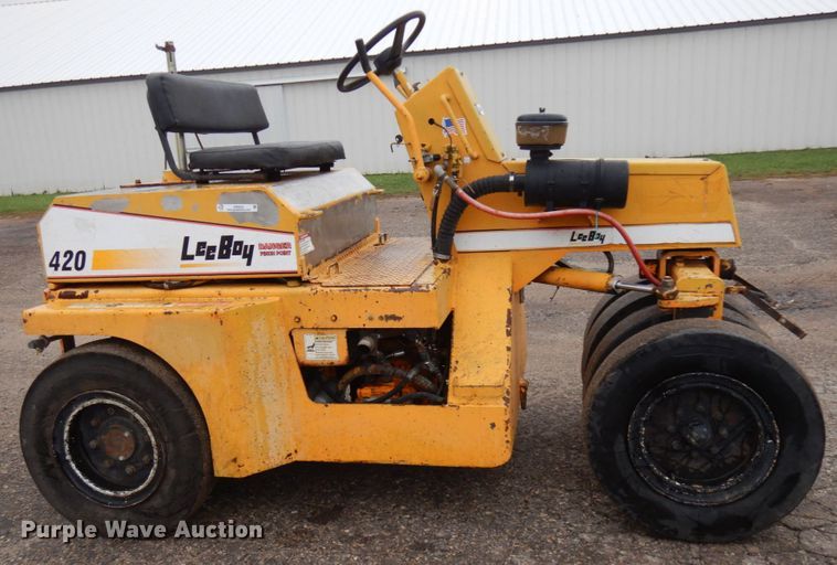 image for item JS9523 LeeBoy 420  pneumatic roller