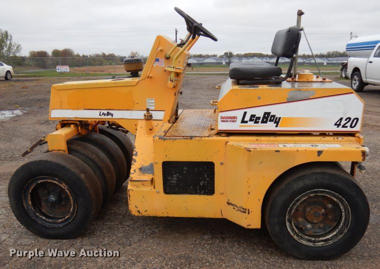 image for item JS9523 LeeBoy 420  pneumatic roller