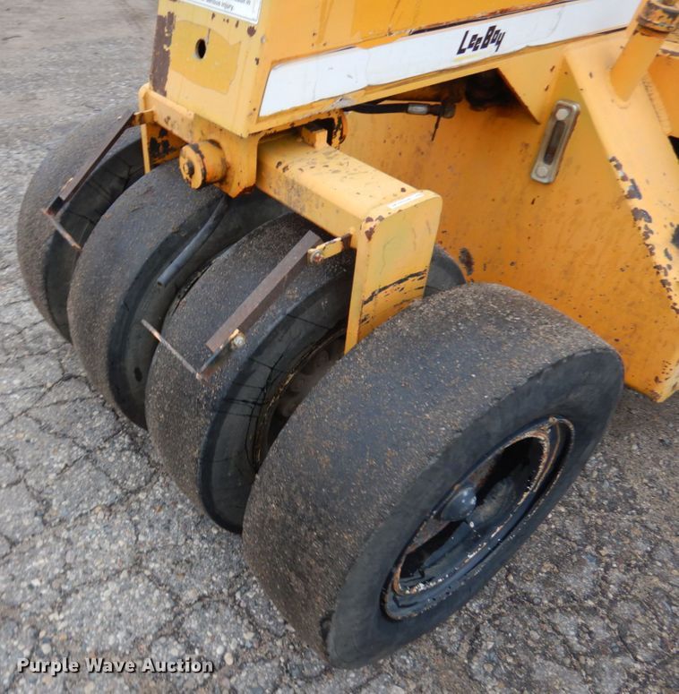 image for item JS9523 LeeBoy 420  pneumatic roller