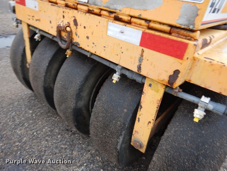 image for item JS9523 LeeBoy 420  pneumatic roller