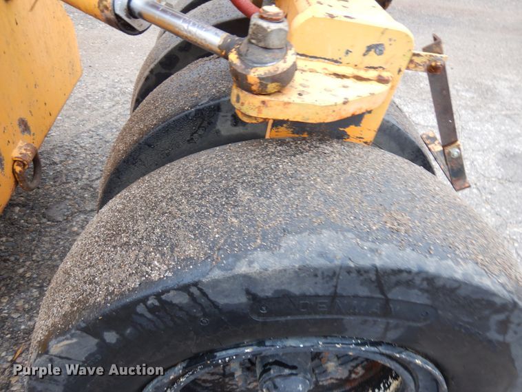 image for item JS9523 LeeBoy 420  pneumatic roller