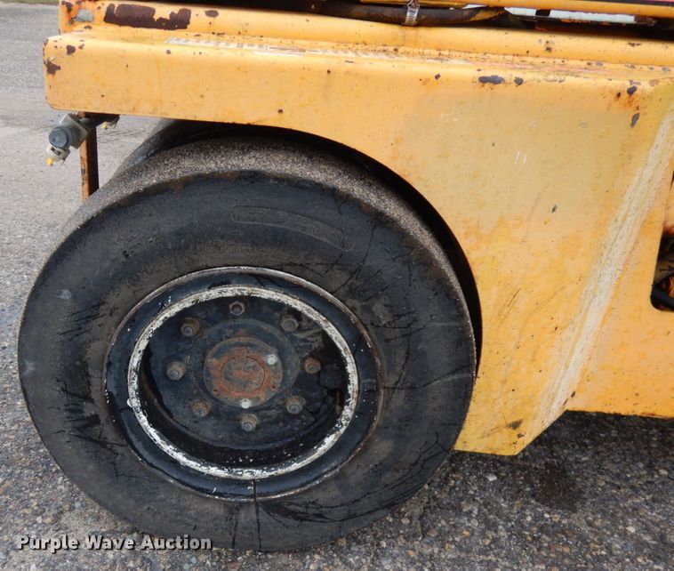 image for item JS9523 LeeBoy 420  pneumatic roller