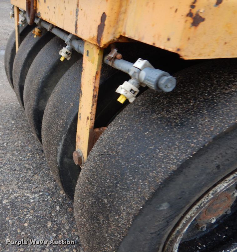 image for item JS9523 LeeBoy 420  pneumatic roller