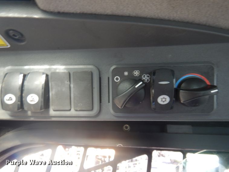 image for item JZ9786 2012 Caterpillar 272D XHP  skid steer loader