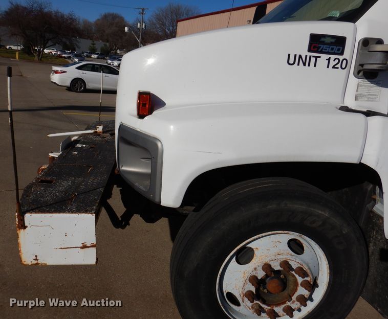 image for item KH9111 2006 Chevrolet C7500  bucket truck