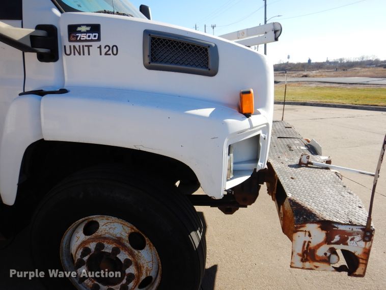 image for item KH9111 2006 Chevrolet C7500  bucket truck