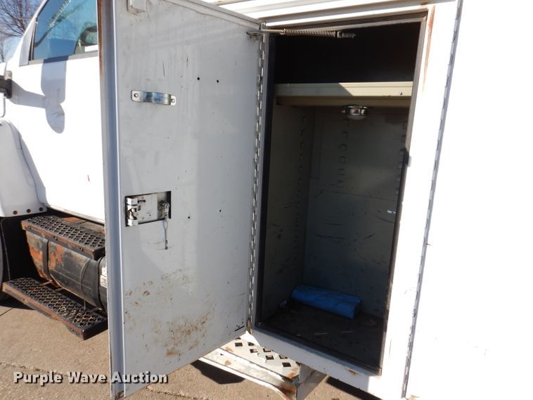 image for item KH9111 2006 Chevrolet C7500  bucket truck