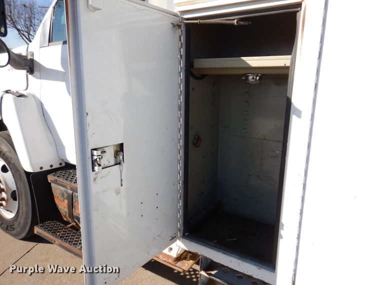 image for item KH9111 2006 Chevrolet C7500  bucket truck